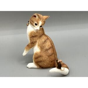 Cat Sitting, Mouse on Tail Figure 55042